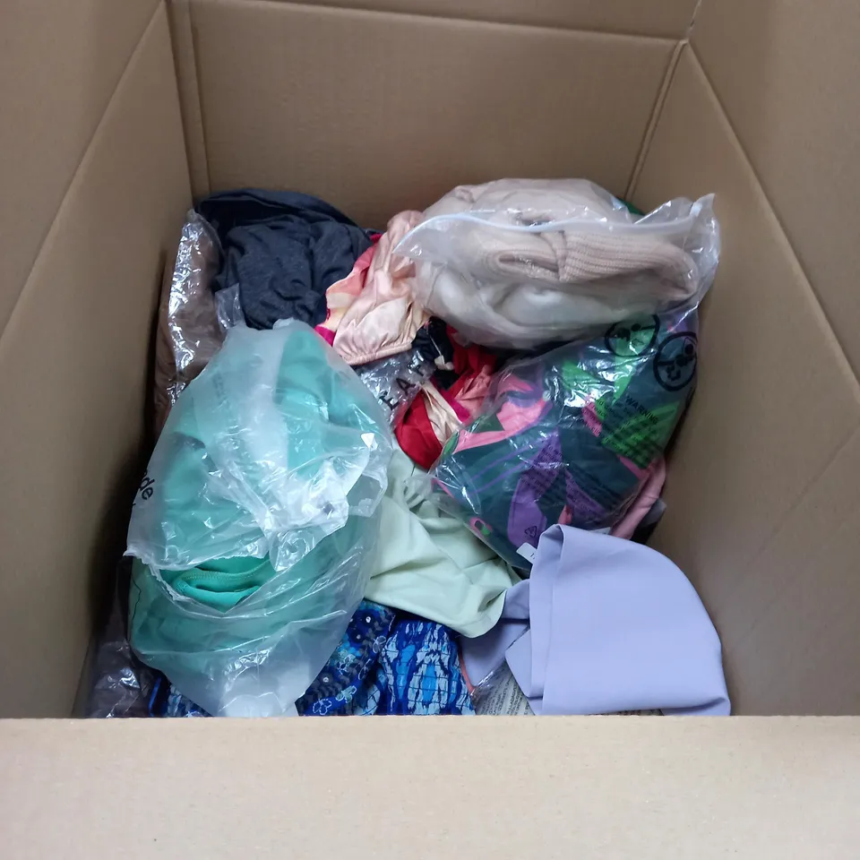 LOT OF CLOTHES APPROXIMATELY 30 TO INCLUDE JUMPERS, BOXER SHORTS, DRESS ETC 