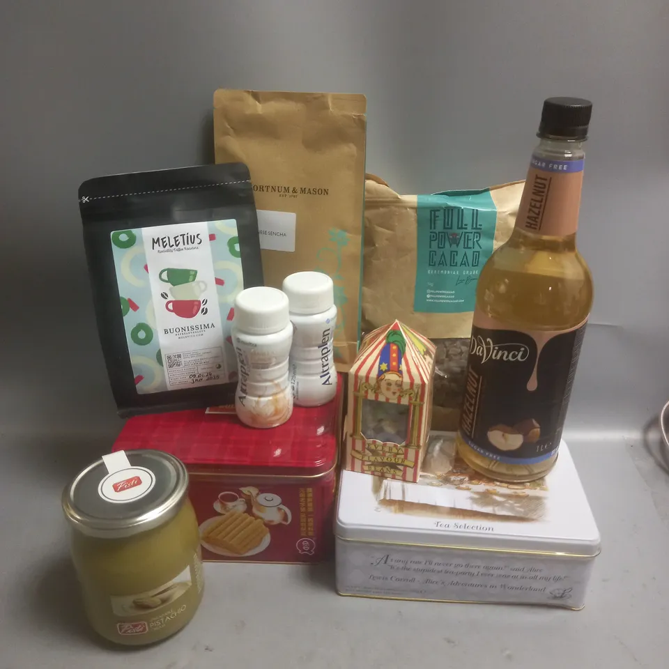BOX OF APPROX 10 ASSORTED FOOD ITEMS TO INCLUDE - PISTI SPREADABLE PISTACHIO CREAM - DAVINCI HAZELNUT FLAVOUR SYRUP - FORTNUM&MASON JAPANESE SENCHA TEA ETC