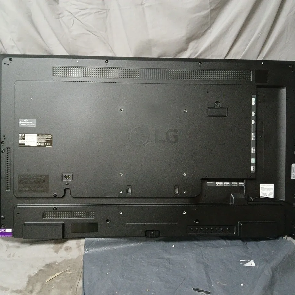 LG 43SM5KD-B 43-INCH WEBOS SIGNAGE DISPLAY. BOXED. NO POWER SUPPLY OR ACCESSORIES. POWERS ON.