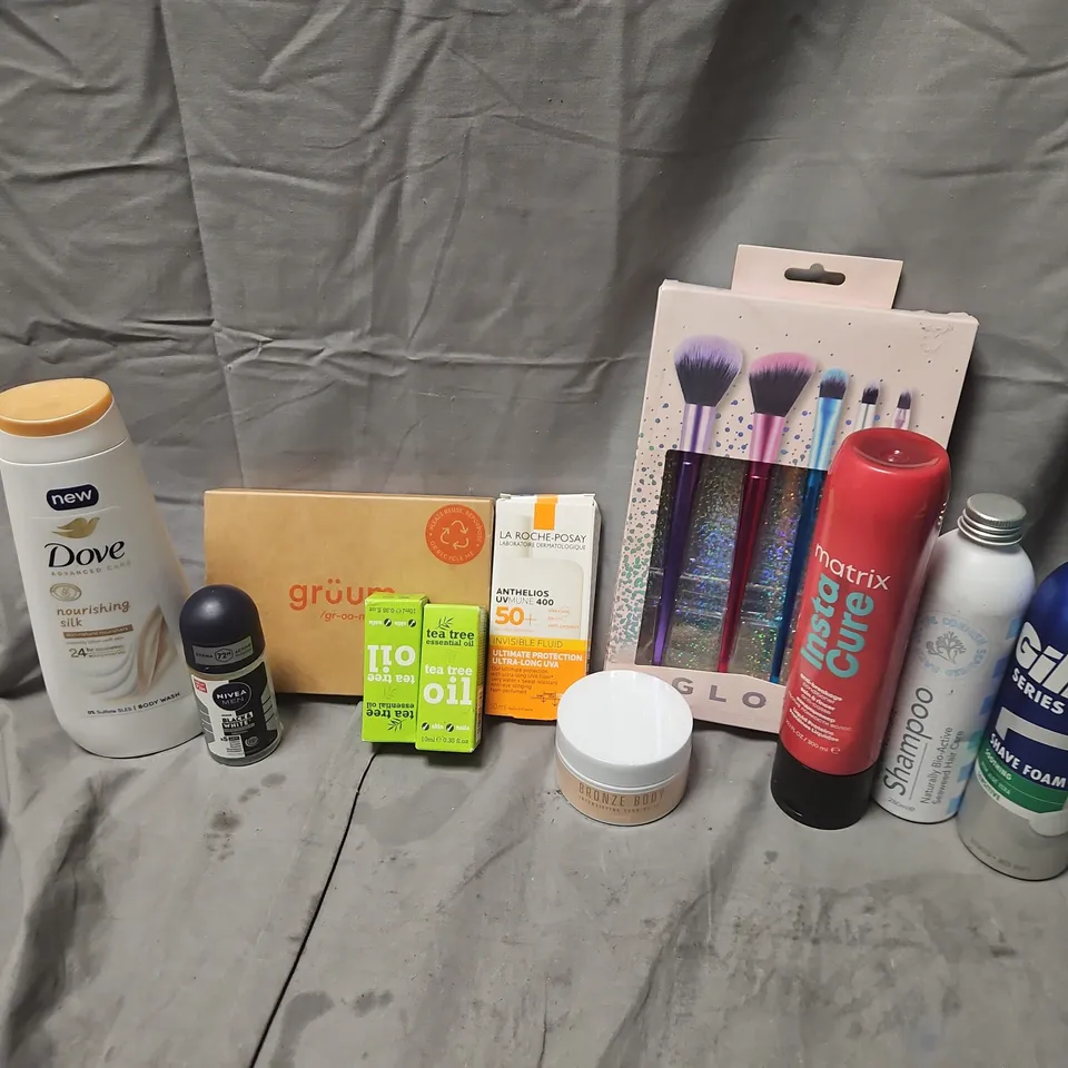 APPROXIMATELY 18 ASSORTED HEALTH & BEAUTY PRODUCTS TO INCLUDE GILLETTE SHAVE FOAM, MATRIX INSTA CURE, LA ROCHE-POSAY INVISIBLE FLUID, ETC 