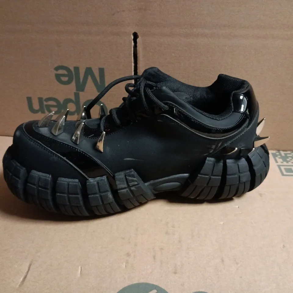 BOXED KOI DEATHBRAND SPIKE TREAD TRAINERS IN EBONY/SILVER, UK SIZE 7
