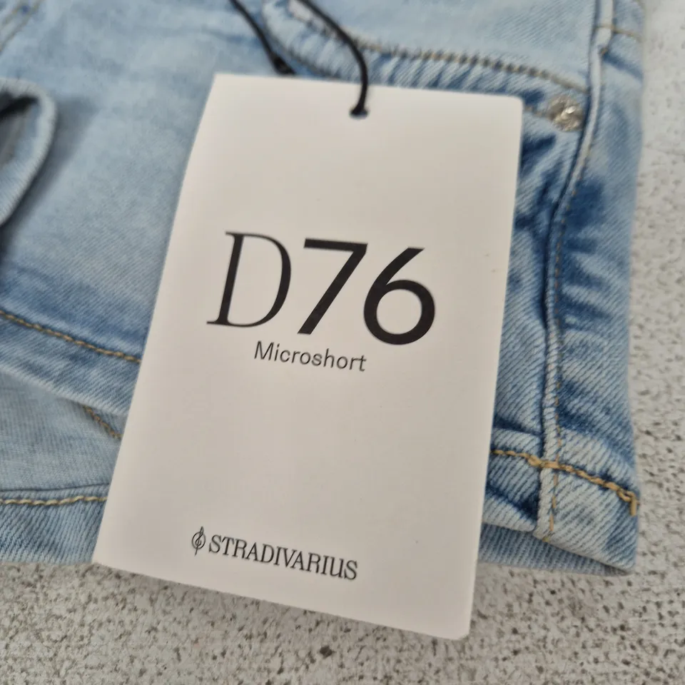 STRADIVARIUS D76 MICROSHORT DENIM SHORTS – UK 4 (WOMENS)