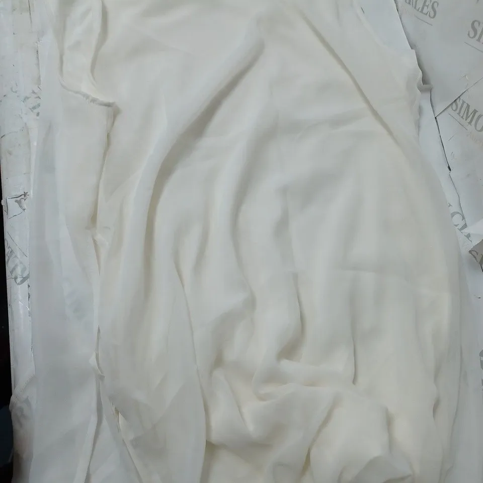 APPROXIMATELY 10 CLOTHING ITEMS INCLUDING: JUMPSUITS, SLEEVELESS BLOUSES (ALL OF DIFFERENT SIZES)