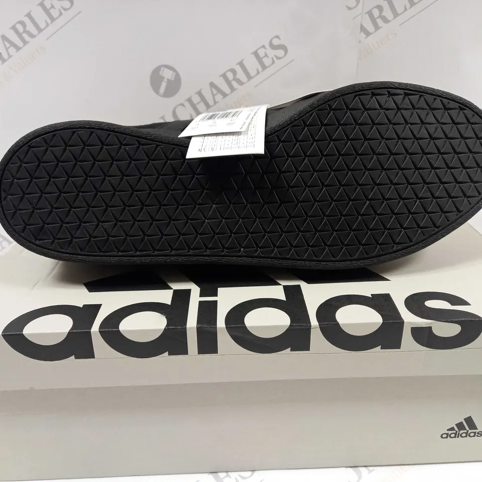 BOXED PAIR OF ADIDAS H06110 VL COURT 2.0 TRAINER UK SIZE 8