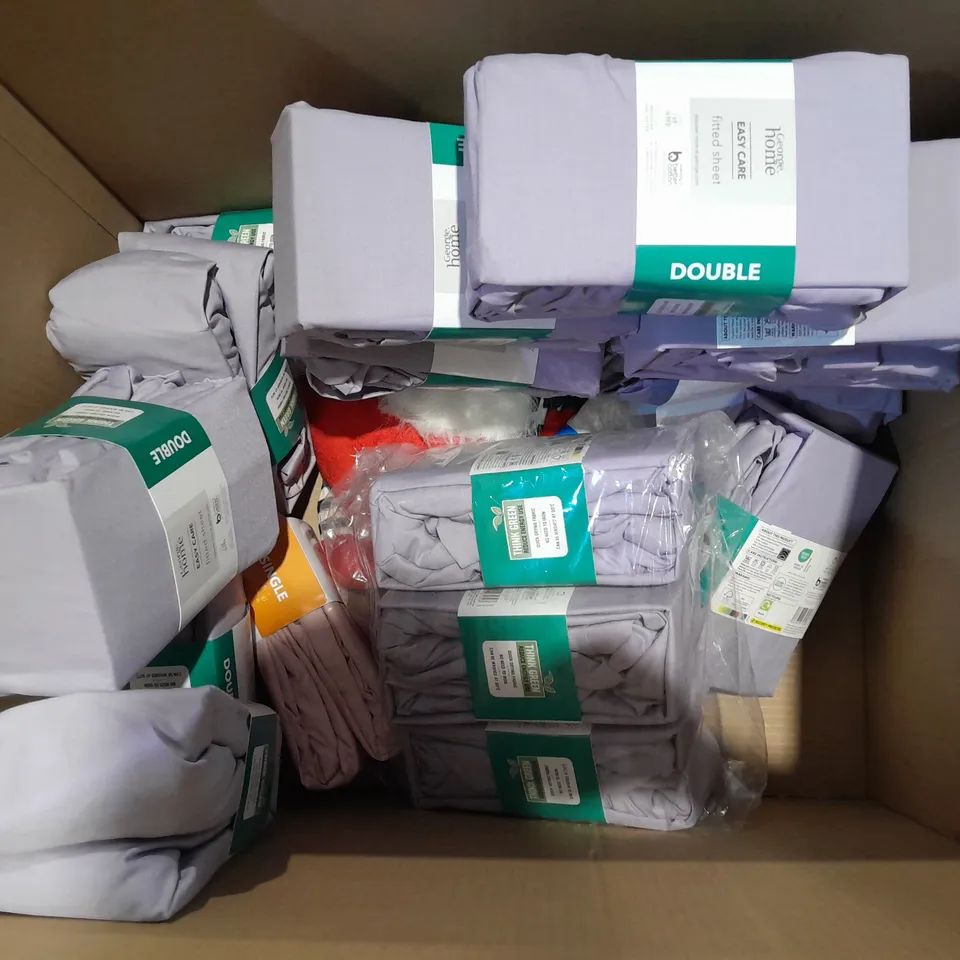 BOX OF APPROXIMATELY 10 ASSORTED BEDDING AND SOFT FURNISHING ITEMS TO INCLUDE - TOWEL - BEDDING SET - FITTED SHEET ETC. 