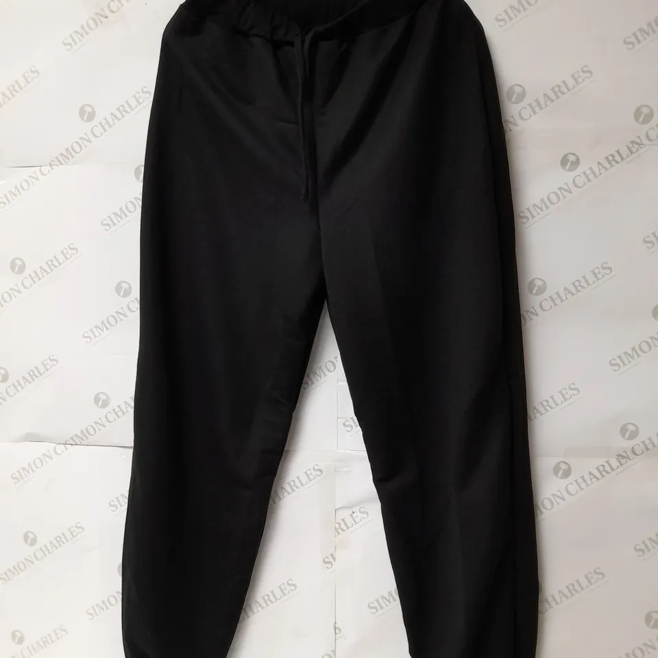 PRETTYLITTLETHING PETITE SWEAT JOGGERS IN BLACK SIZE 16