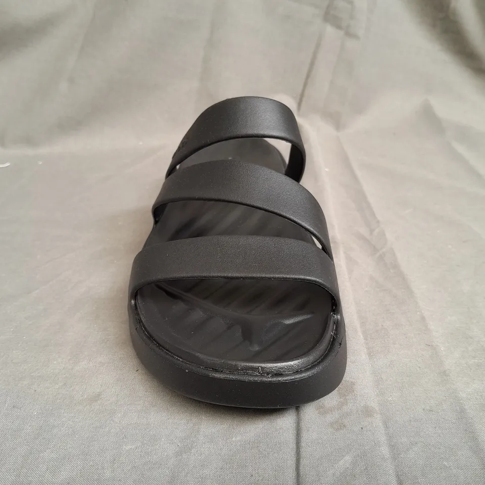 CROCS GETAWAY STRAPPY BLACK SANDALS - UK 5 