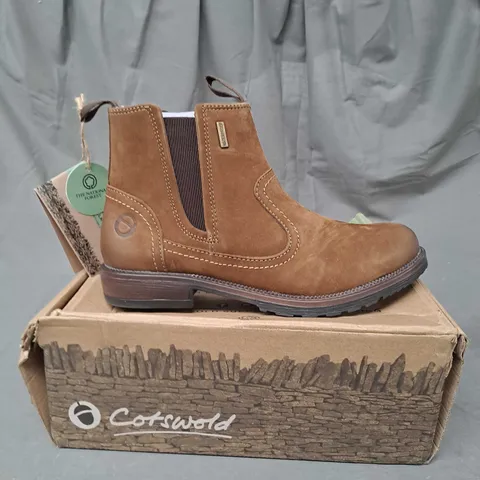 BOXED PAIR OF COTSWOLD LAVERTON ANKLE BOOT TAN SIZE 6