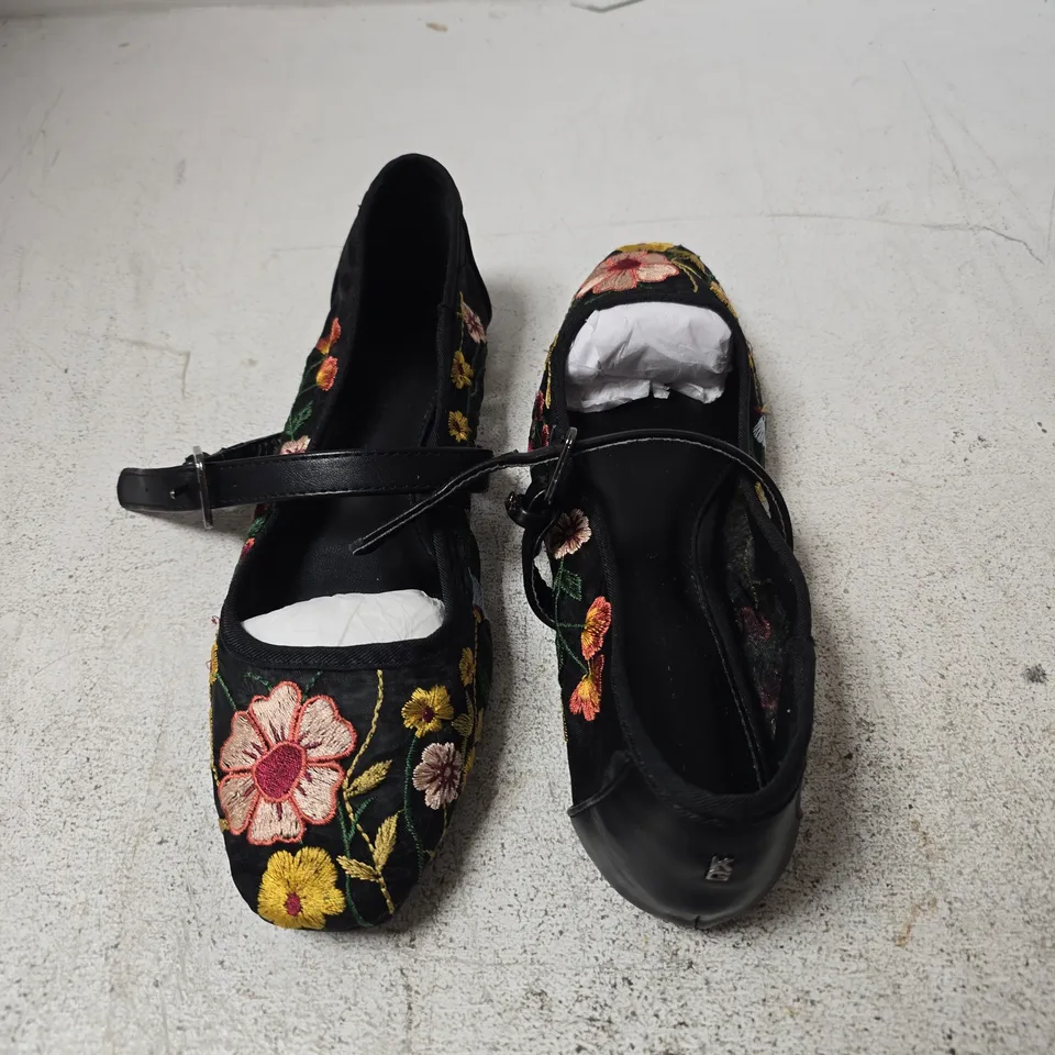 KURT GEIGER CHELSEA FLAT SANDALS – EMBROIDERED BLACK, UK 5 (EU 38)