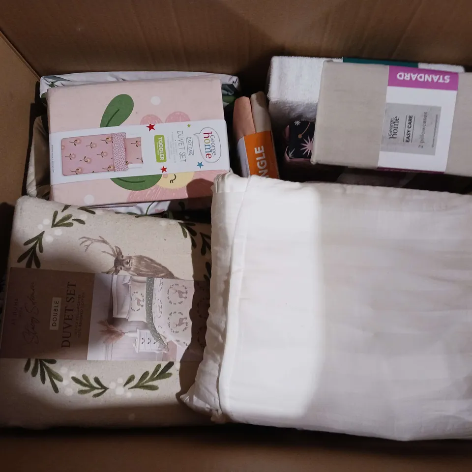 BOX OF APPROXIMATELY 15 ASSORTED BEDDING AND SOFT FURNISHING ITEMS TO INCLUDE - DUVET SETS, FITTED SHEETS, AND PILLOWCASES ETC. 