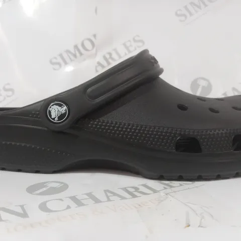 BOXED PAIR OF CROCS CLASSIC CLOGS IN BLACK UK SIZE M7/W8