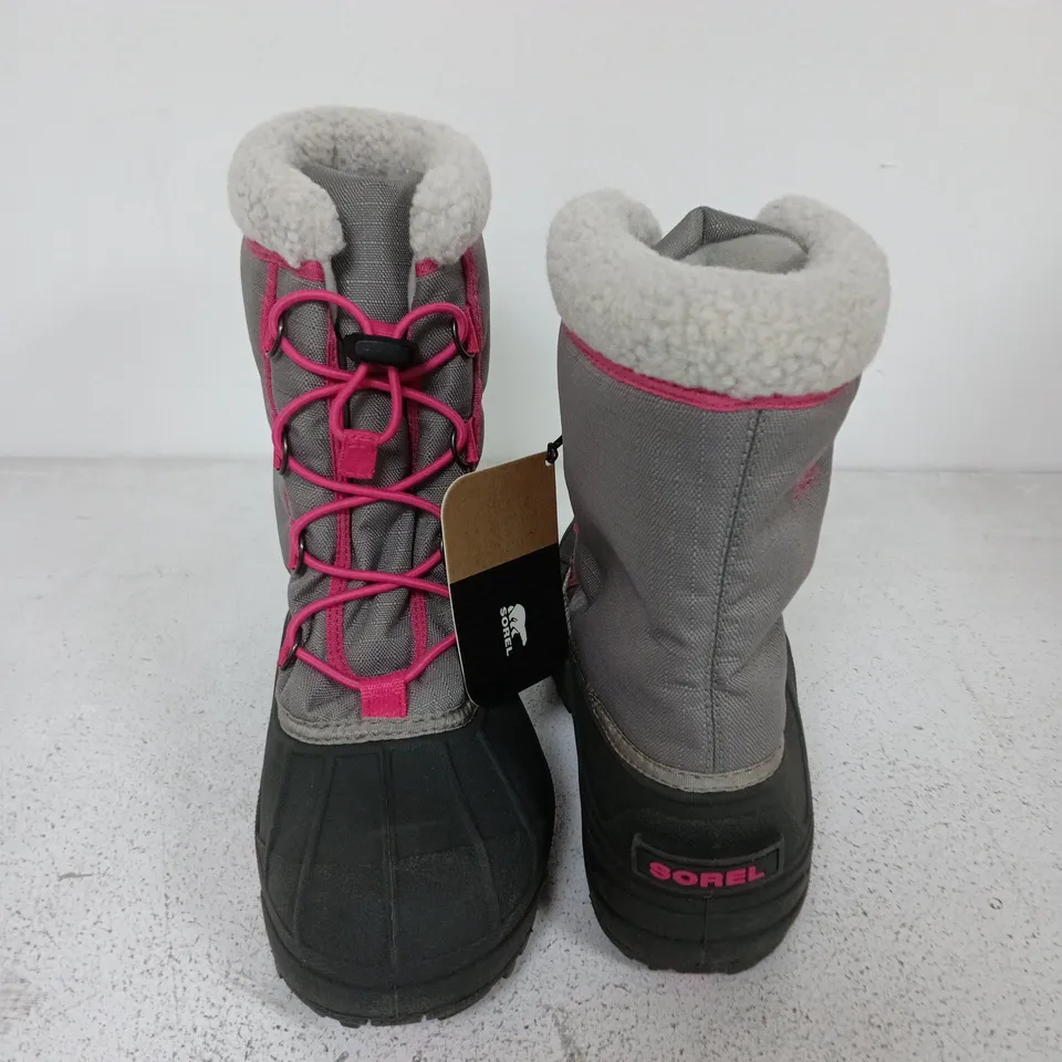 BOXED PAIR OF SOREL YOUTH CUMBERLAND 2 BOOTS IN LIGHT GREY/PINK - UK 5.5