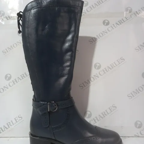 BOXED PAIR OF MODA IN PELLE SASSKIA KNEE BOOTS, NAVY - SIZE 6