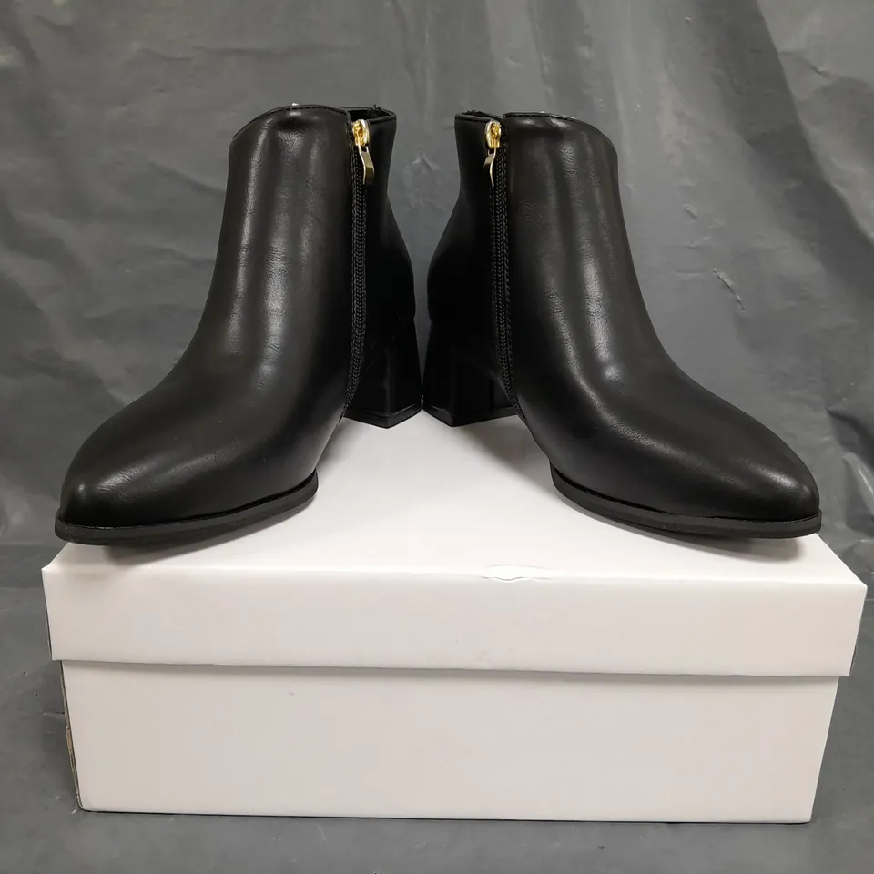 BOXED PAIR OF UBRANDED LOW BLOCK HEEL SIDE-ZIP SHOES IN BLACK SIZE EU 37