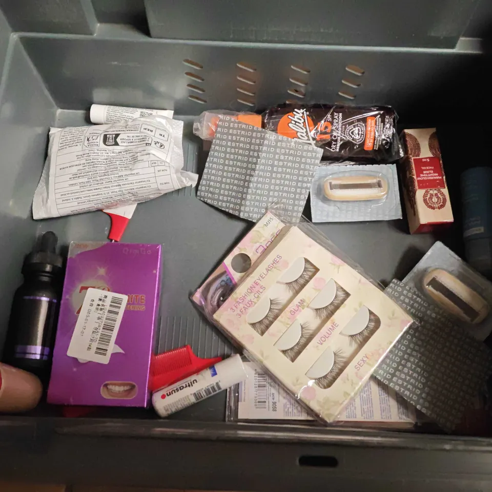 LOT OF ASSORTED HEALTH AND BEAUTY ITEMS TO INCLUDE METHOD BODY WASH, JOHN FREIDA SHAMPOO AND ELECTRIC NAIL CLIPPERS