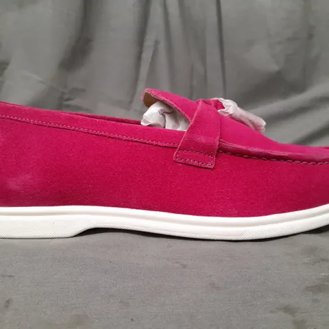 BOXED PAIR OF HOTTER LOAFERS W. TASSEL IN PINK UK SIZE 8