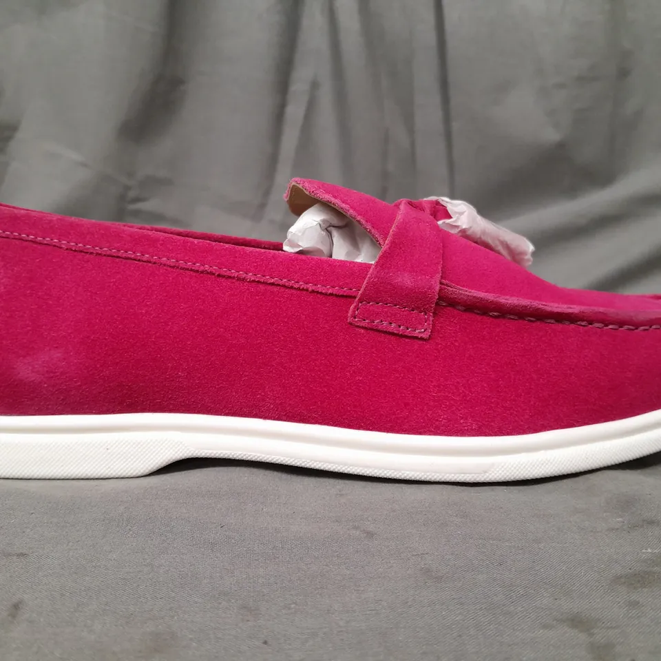 BOXED PAIR OF HOTTER LOAFERS W. TASSEL IN PINK UK SIZE 8