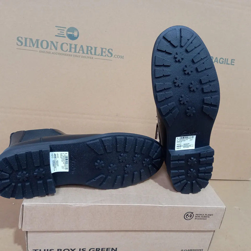 BOXED PAIR OF 6.5D CLARKS BLACK FOOTWEAR