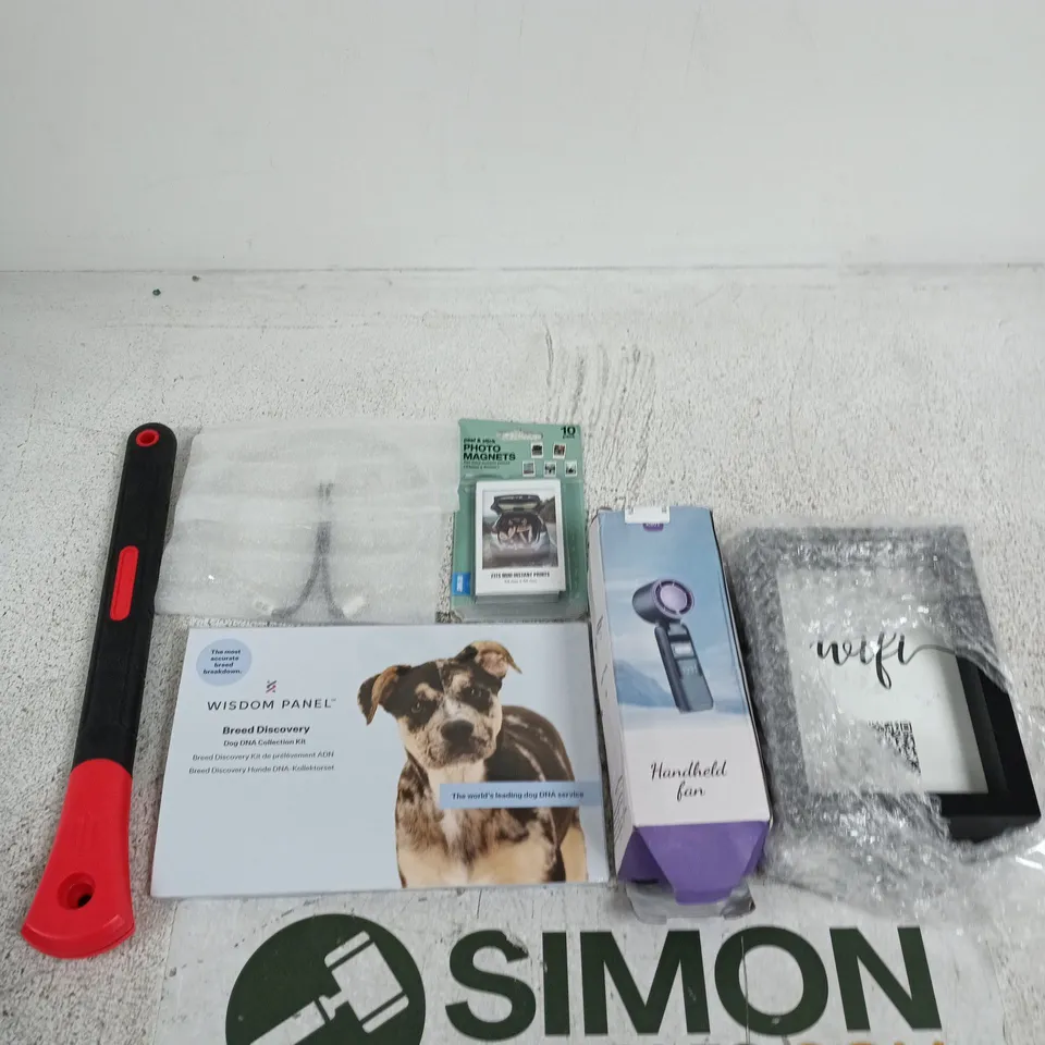 APPROXIMATELY 30 ASSORTED ITEMS INCLUDING PHOTO FRAMES, A HANDHELD FAN AND WISDOM PANEL BREED DISCOVERY KIT