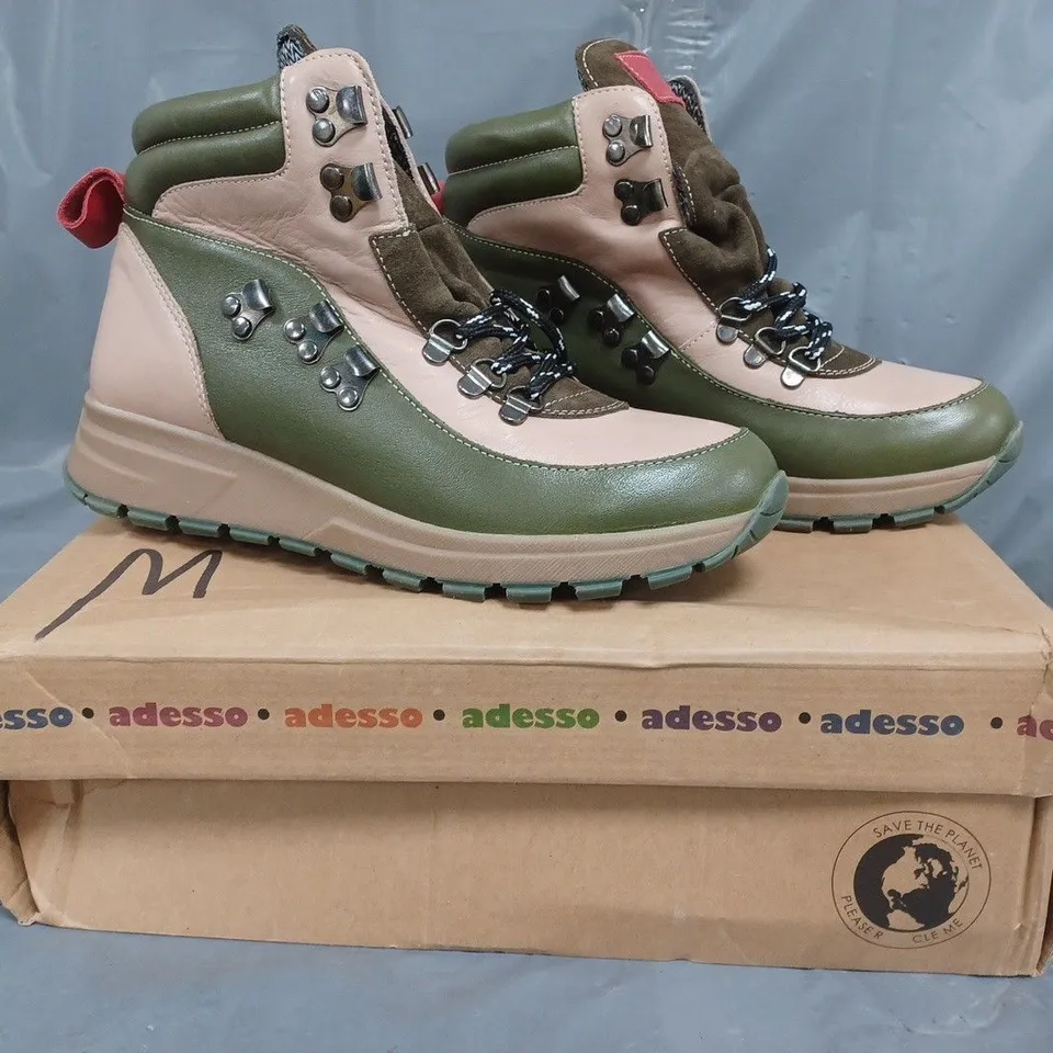 BOXED PAIR OF ADESSO RAINE WATERPROOF BOOTS IN FOREST SIZE 6