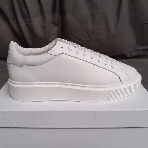 BOXED PAIR OF ARNE ESSENTIAL WHITE LEATHER TRAINERS SIZE UK 9.5