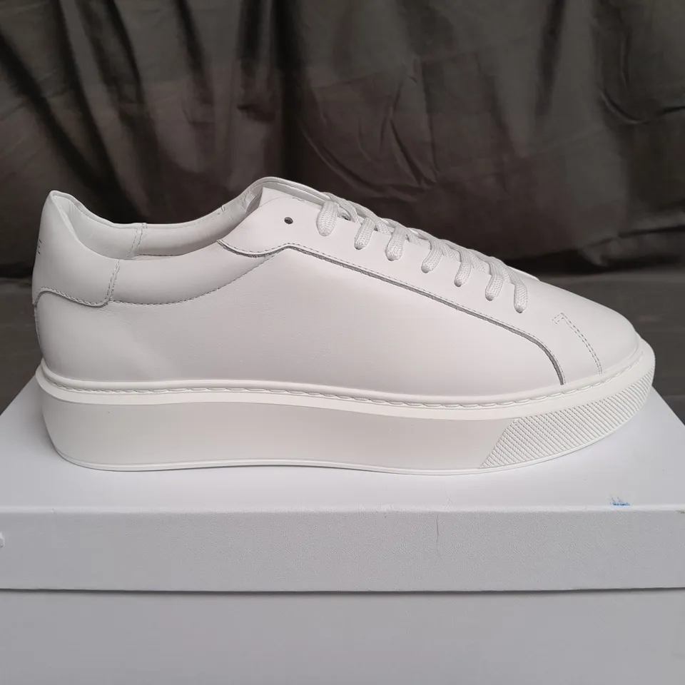 BOXED PAIR OF ARNE ESSENTIAL WHITE LEATHER TRAINERS SIZE UK 9.5
