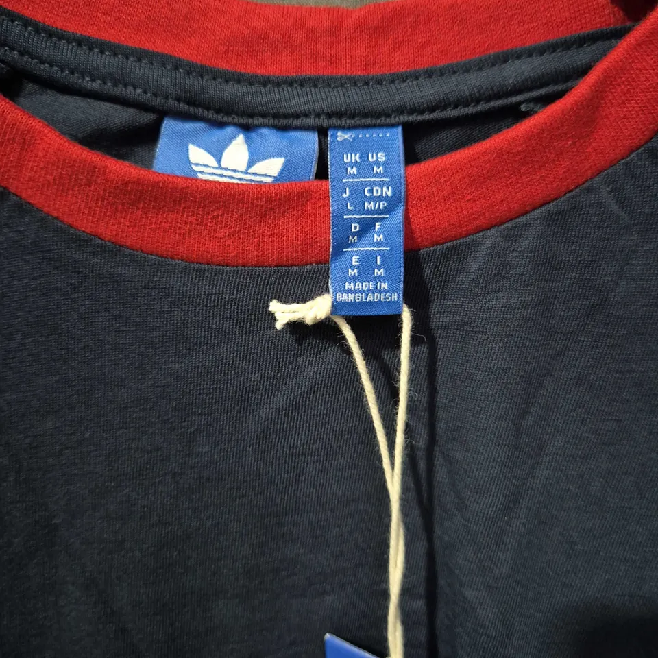ADIDAS NAVY T‑SHIRT WITH RED THREE-STRIPES – SIZE M