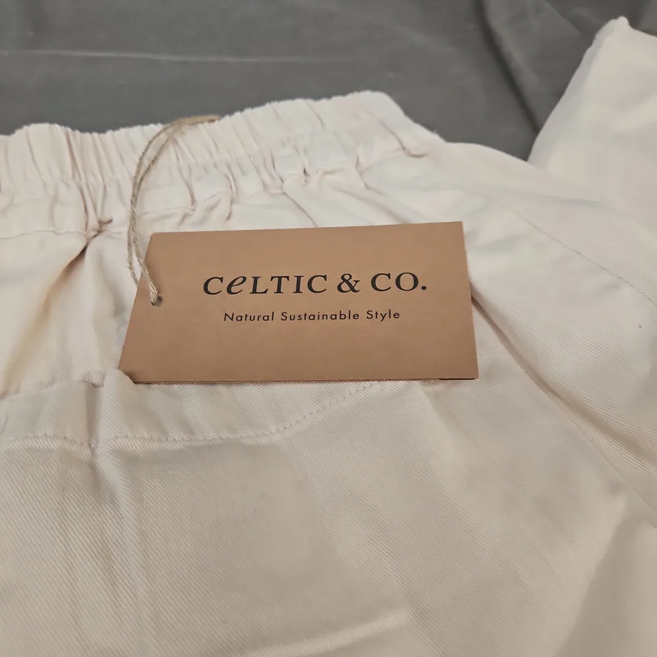 CELTIC & CO. TWILL TAPERED PULL-ON TROUSERS – UK 14 – OATMEAL