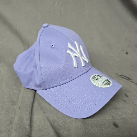 NEW YORK YANKEES NEW ERA LEAGUE CAP IN LILAC