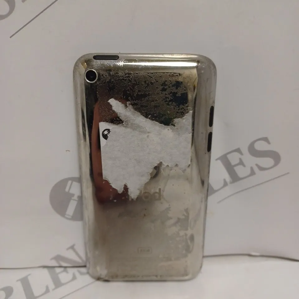 APPLE IPOD TOUCH IN WHITE