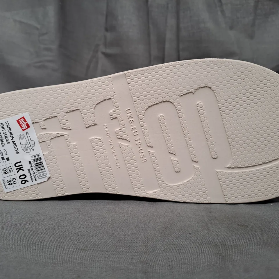 BOXED PAIR OF FITFLOP IQUSHION ARROW KNIT SLIDERS IN BEIGE UK SIZE 6
