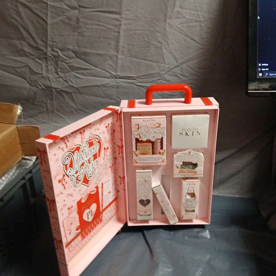 P.LOUISE WRAPPED & READY SUITCASE – HOT TODDY MAKE-UP SET