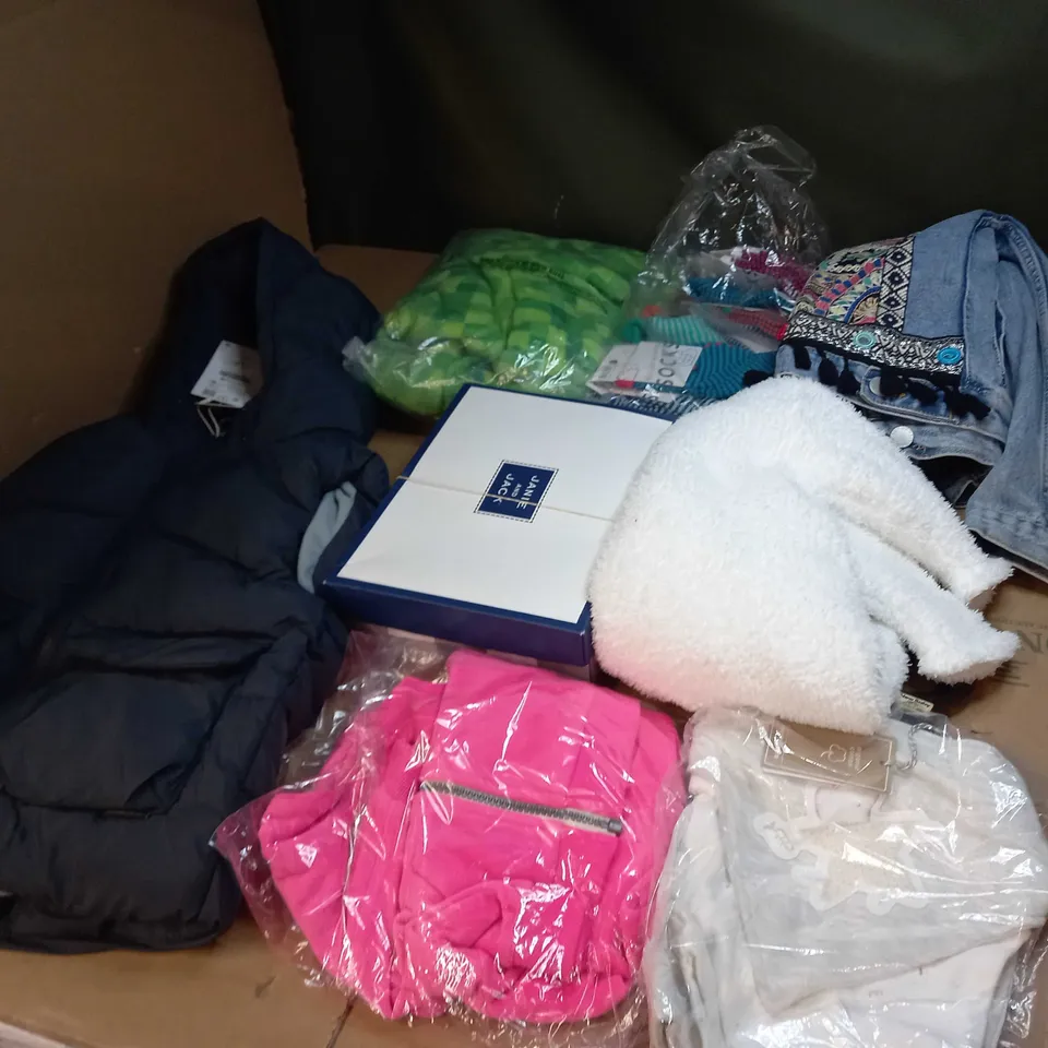 LOT OF ASSORTED KIDS CLOTHING ITEMS TO INCLUDE BABYGROWS, T-SHIRTS AND TROUSERS 