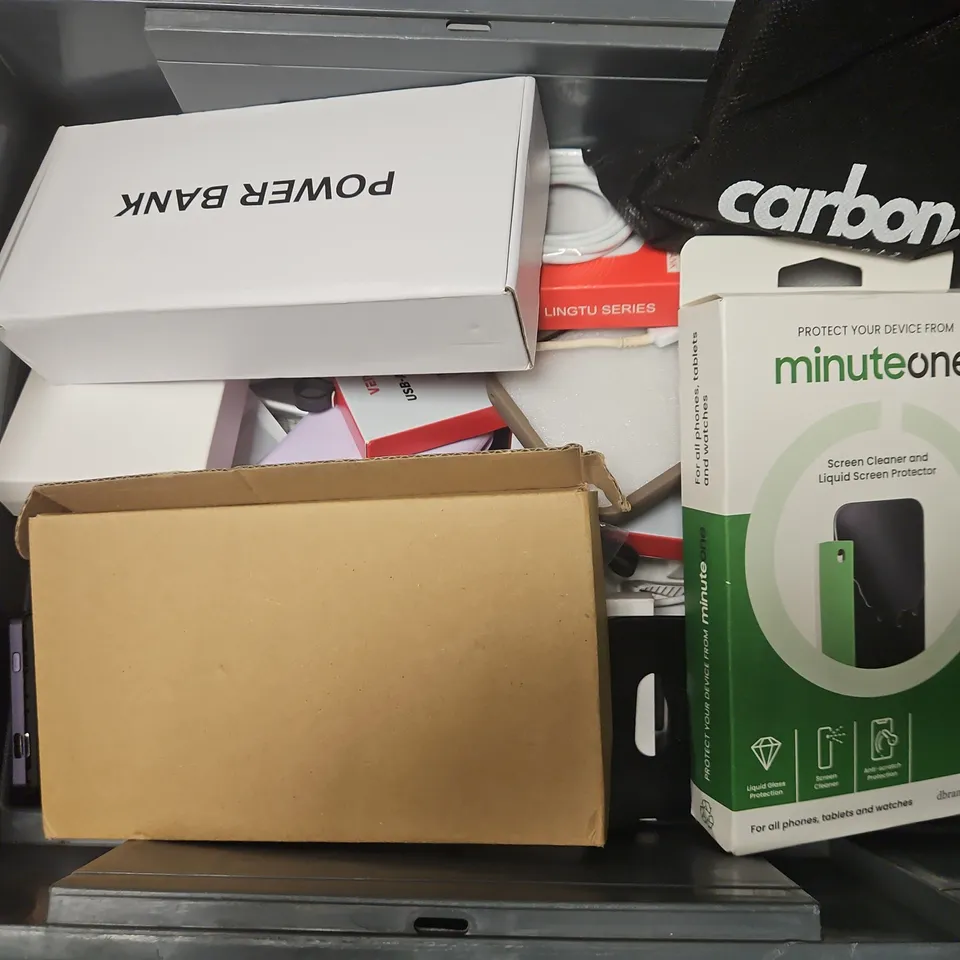 APPROXIMATELY 15 ASSORTED MOBILE PHONE ACCESSORIES TO INCLUDE POWER BANKS, SCREEN PROTECTORS, USB CABLES, ETC