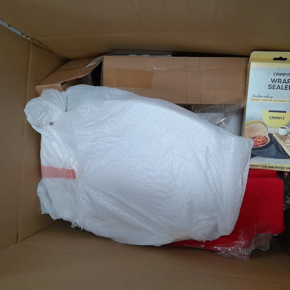 APPROXIMATELY 15 ASSORTED HOUSEHOLD ITEMS TO INCLUDE TOILET SEAT, CHRISTMAS DOOR BOW, CRIMPIT WRAP SEALER, ETC