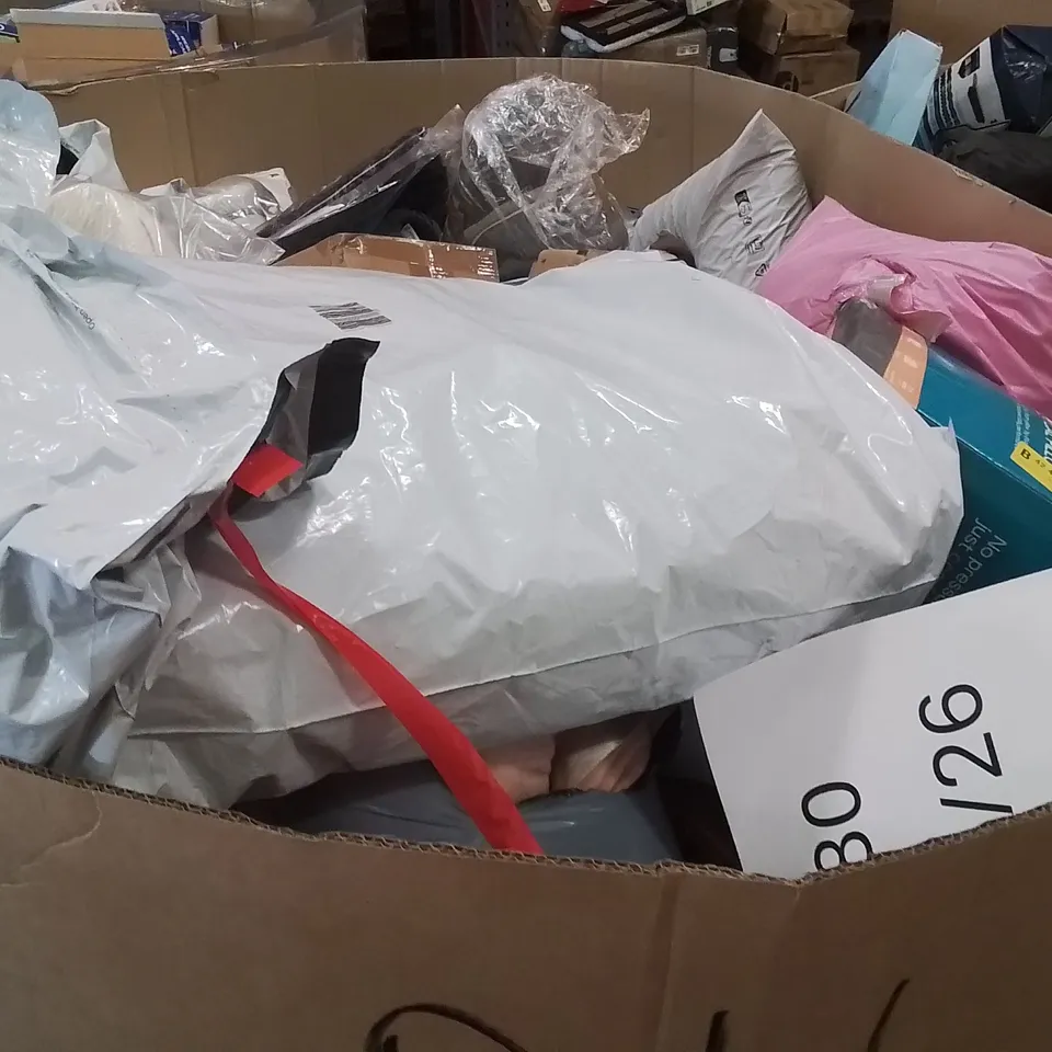 PALLET CONTAINING A LARGE QUANTITY OF PILLOWS
