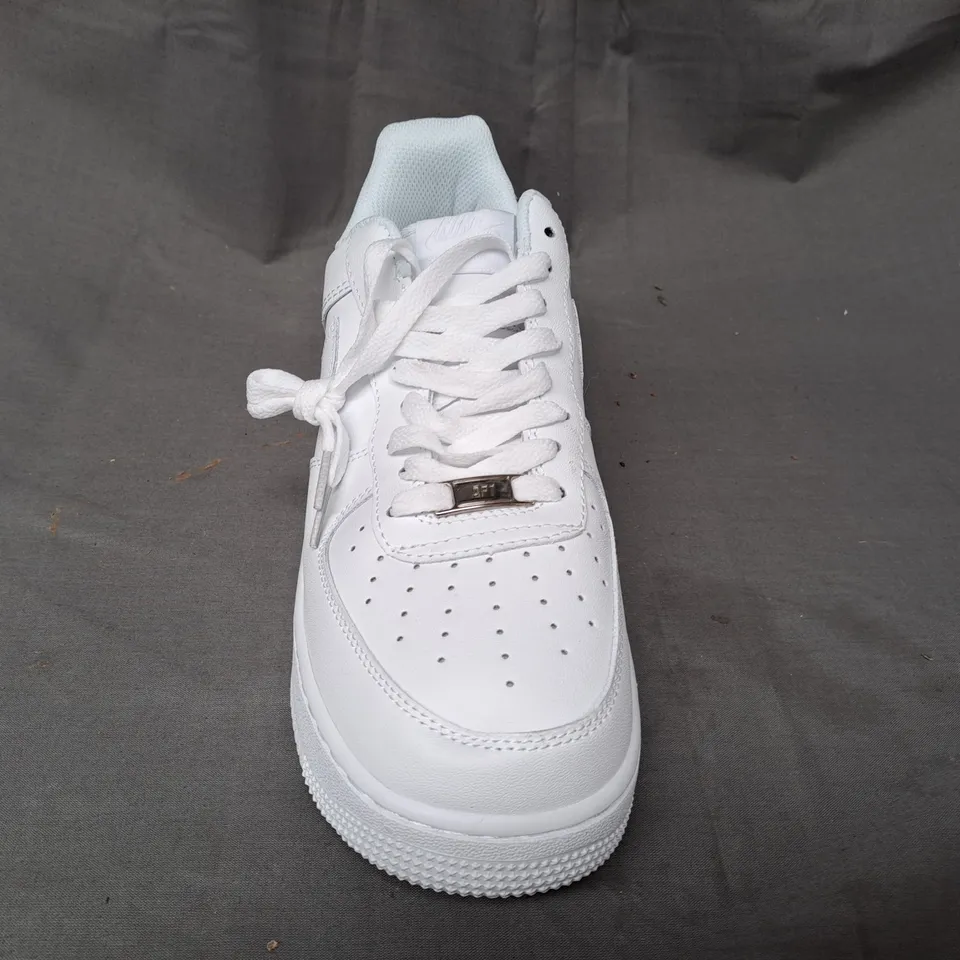 PAIR OF NIKE AIR FORCE 1 SHOES IN WHITE UK SIZE 8.5