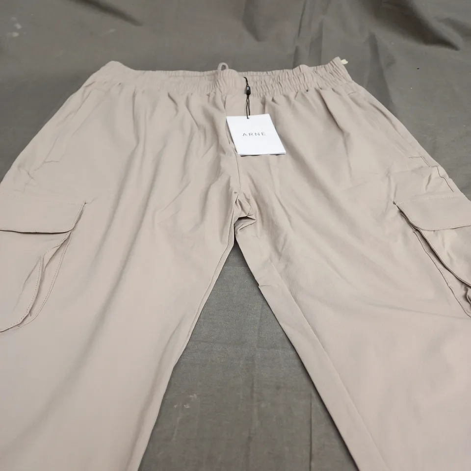 ARNE UTILITY CARGO PANTS IN STONE - MEDIUM