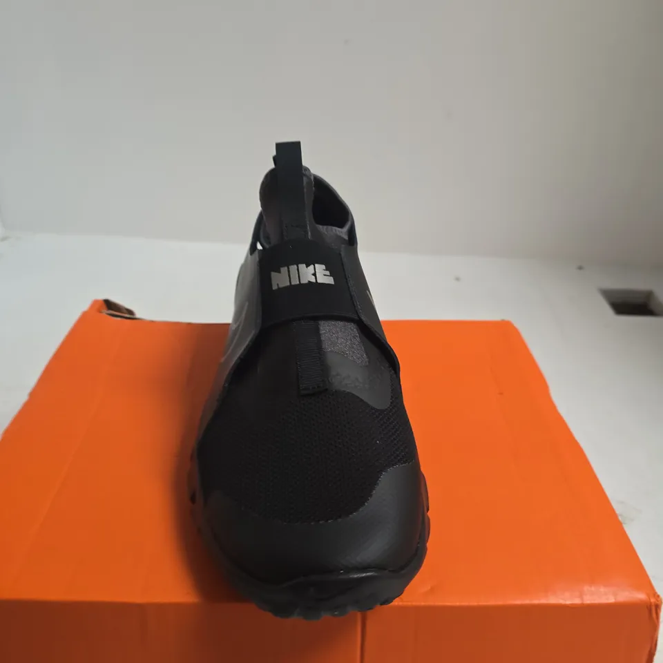 BOXED PAIR OF NIKE FLEX RUNNER 2 (GS) KIDS TRAINERS – UK 5.5