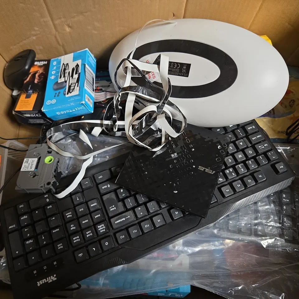 APPROXIMATELY 15 ASSORTED TRUST WIRED KEYBOARD, JLAB EARBUDS, BUSH PERSONAL FM RADIO, ETC