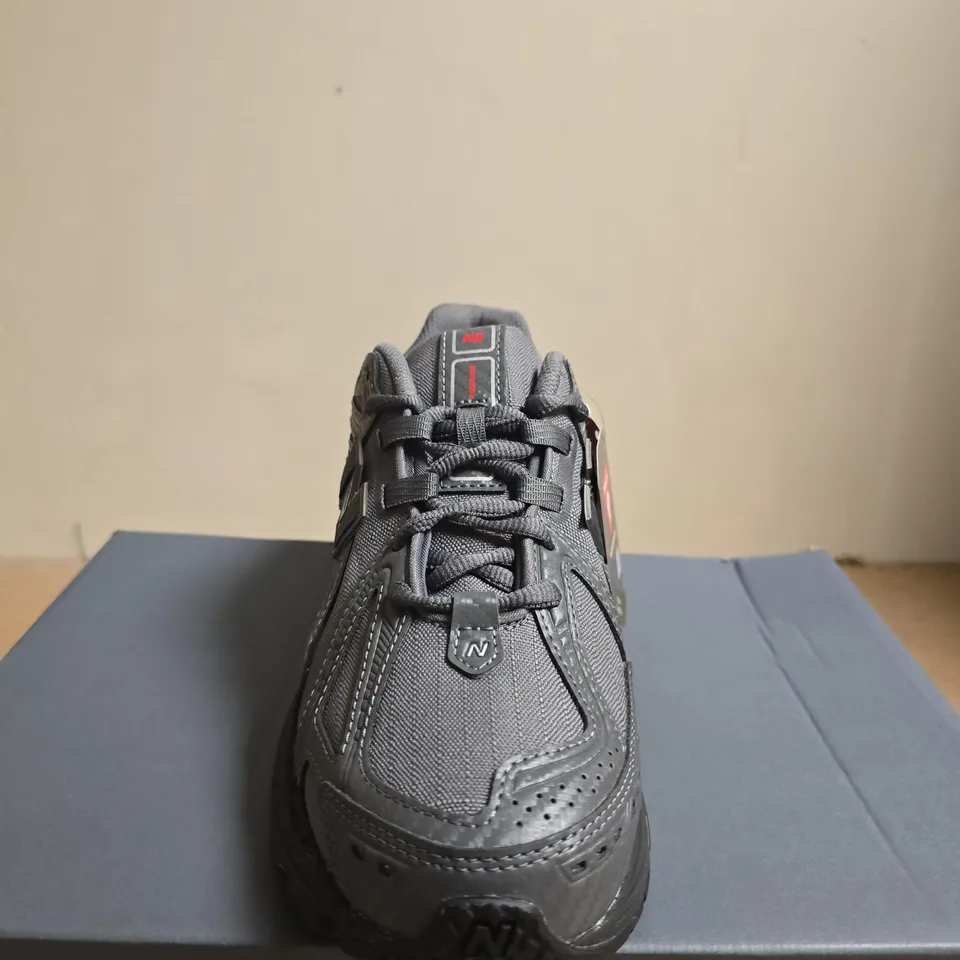 BOXED PAIR OF NEW BALANCE 1906R MEN'S RUNNING SHOES – UK SIZE 8