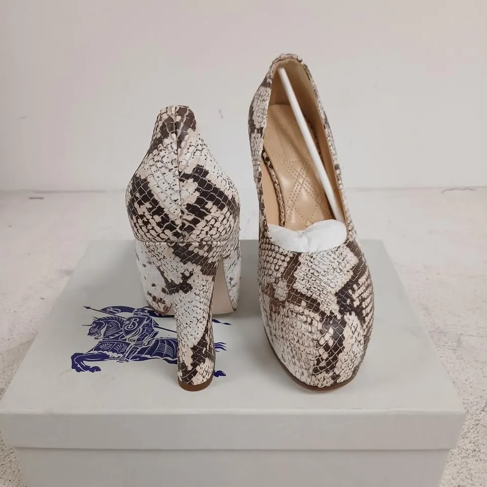 BURBERRY SNAKE PRINT LEATHER PUMPS – WOMEN'S UK 2 (EU 35)