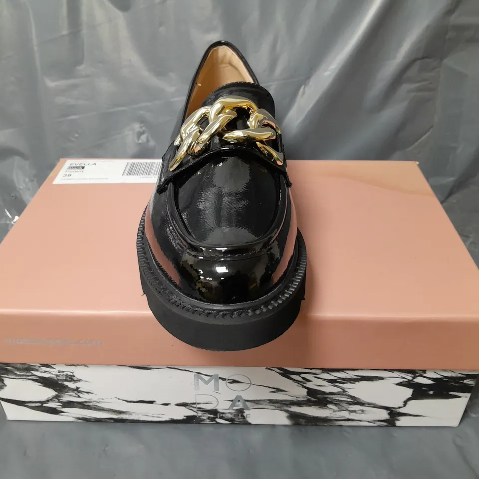BOXED PAIR OF MODA IN PELLE CHUNKY LOAFERS IN BLACK W. GOLD EFFECT CHAIN SIZE 6