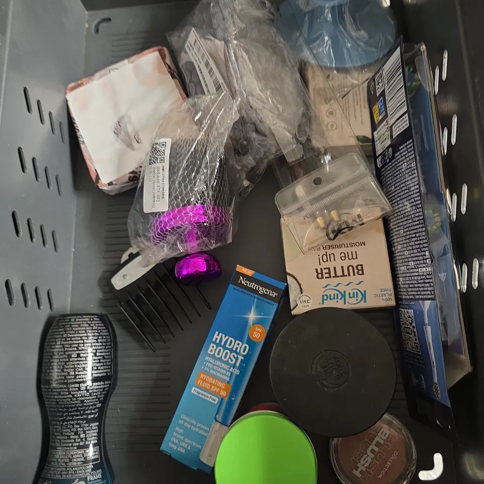 APPROXIMATEY 20 ASSORTED HEALTH AND BEAUTY PRODUCTS TO INCLUDE - L'OREAL ELVIVE CONDITIONER - NIVEA MEN SHOWER GEL - MANE HAIR REMOVAL SPRAY - ETC