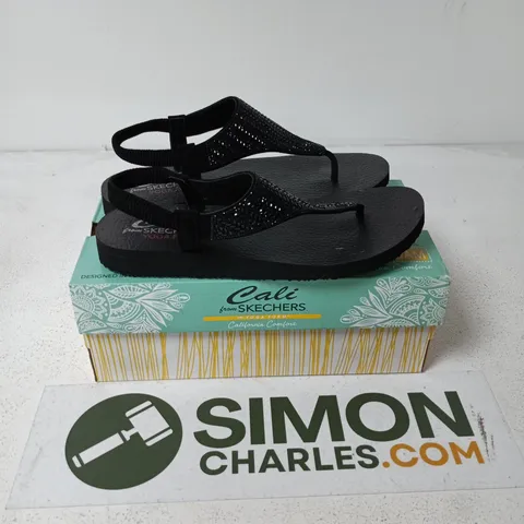 BOXED PAIR OF SKECHERS CALI SANDALS IN BLACK - UK 7