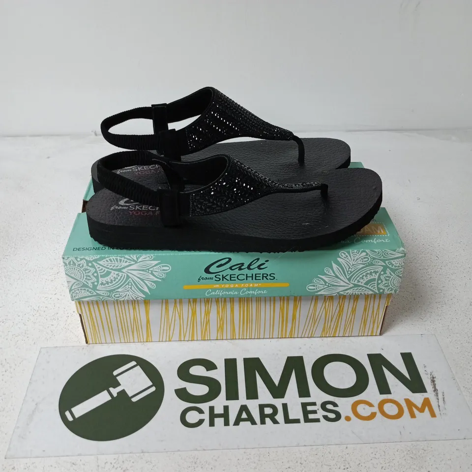 BOXED PAIR OF SKECHERS CALI SANDALS IN BLACK - UK 7
