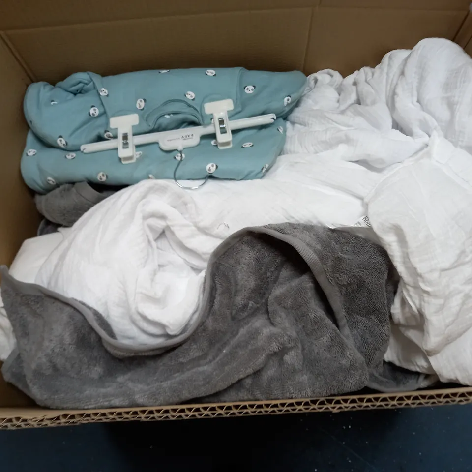 LARGE QUANTITY OF ASSORTED HOME FABRIC ITEMS TO INCLUDE BEDDING SETS, TOWELS AND BABY SLEEPING BAGS