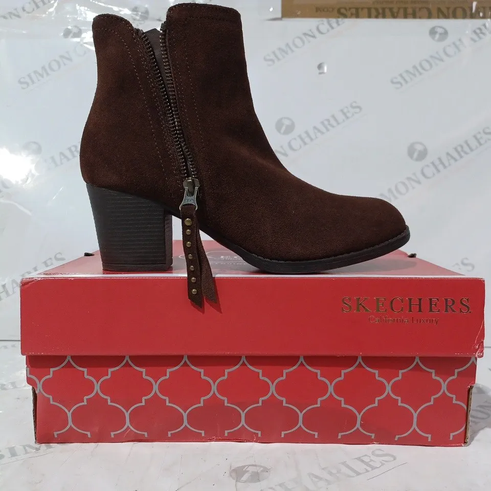 BOXED PAIR OF SKECHERS TAXI ZIP BOOTS IN CHOCOLATE SIZE 3.5