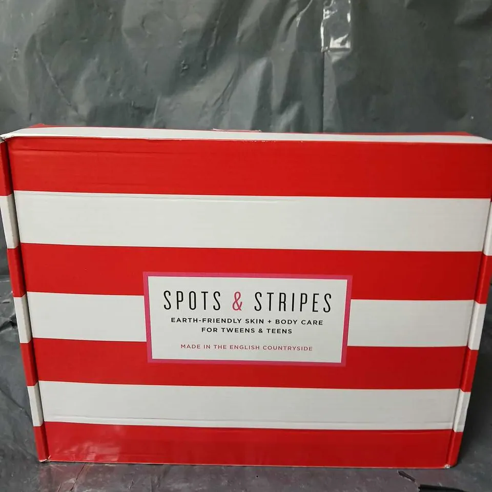 SPOTS & STRIPES BODY CARE FOR TWEENS AND TEENS GIFT SET