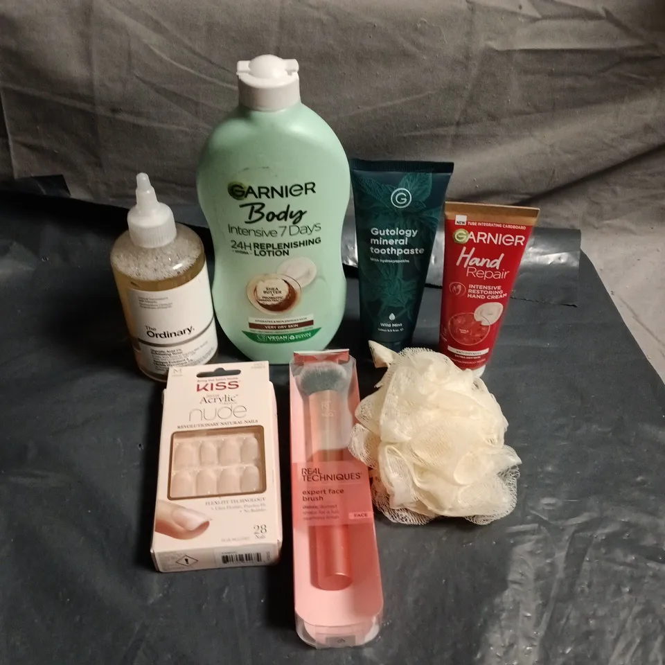APPROXIMATEY 20 ASSORTED HEALTH AND BEAUTY PRODUCTS TO INCLUDE - KISS PRESS ON NAILS - GARNIER BODY REPLENISHING LOTION AND GUTOLOGY MINERAL TOOTHPASTE